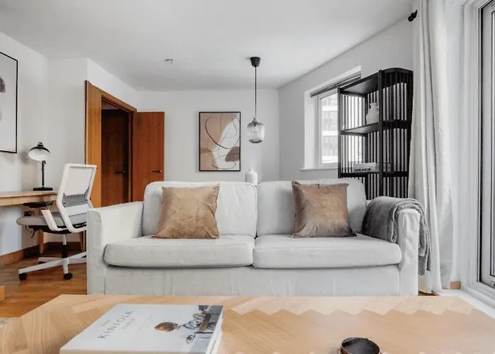 Londwell, The Wharfside Boutique, River Views & Balcony